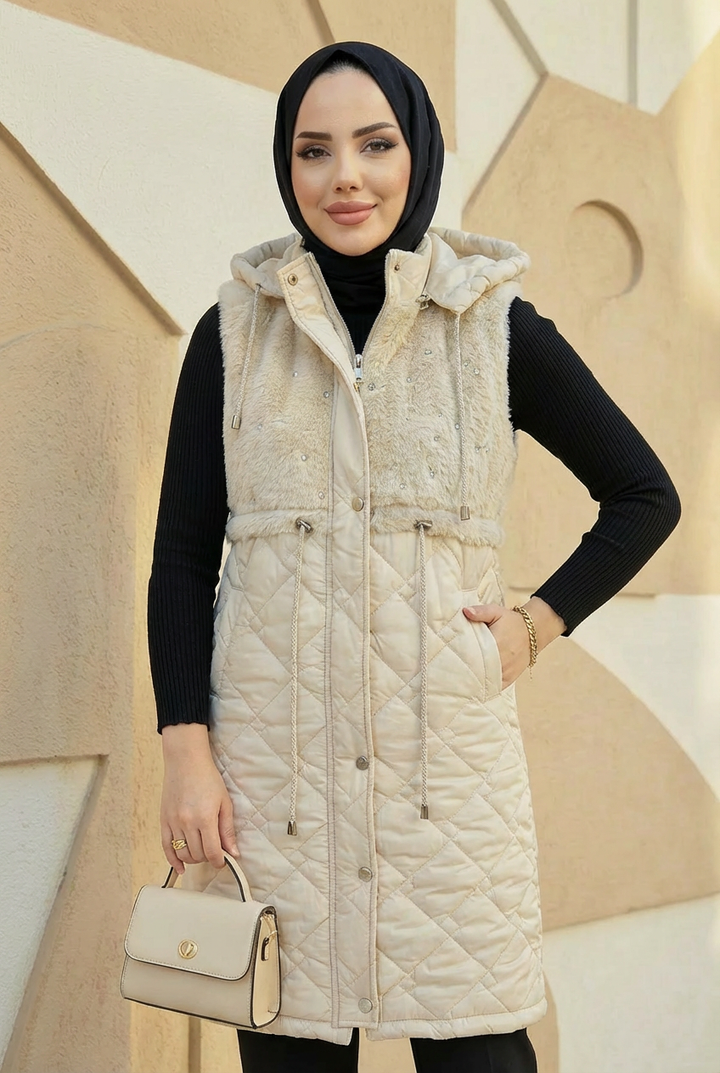 Taş İşlemeli Kürk Detaylı Kapitone Yelek Bej