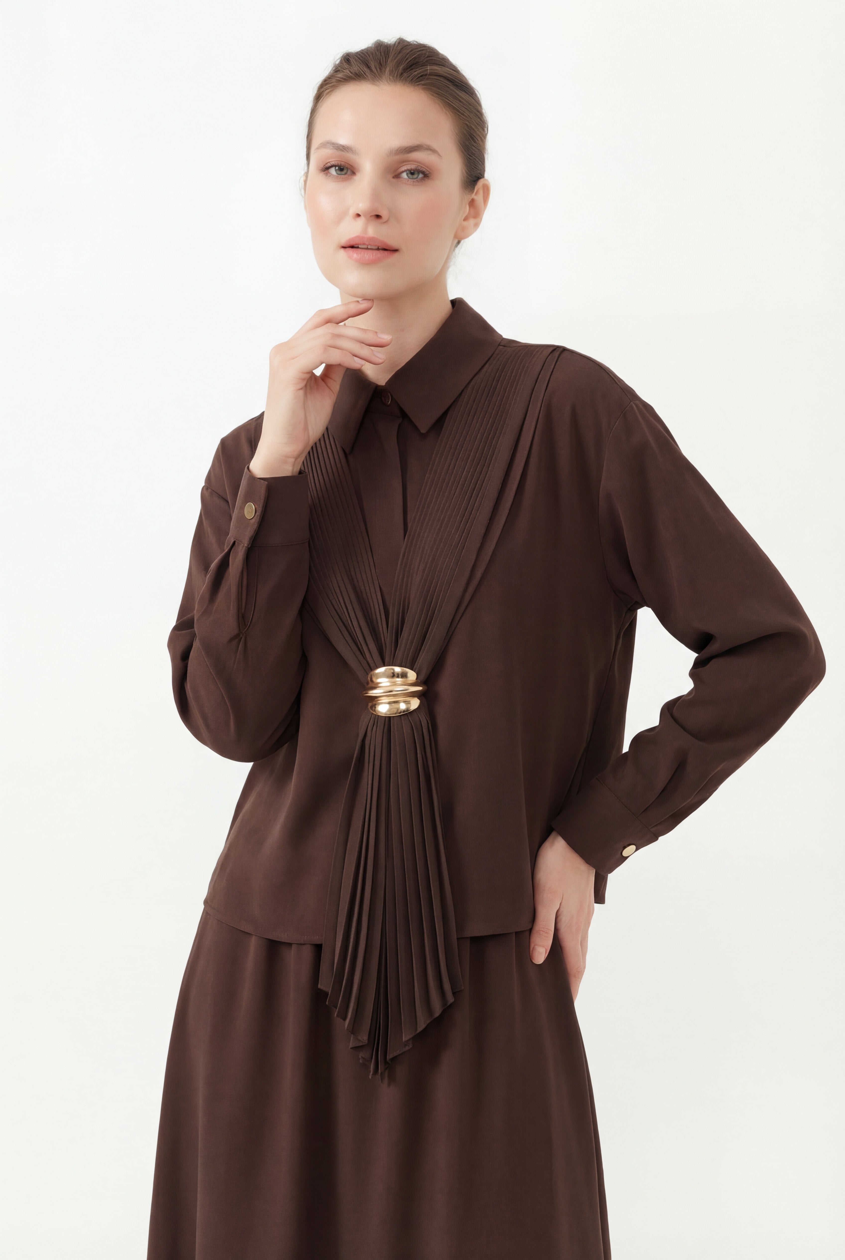 Broş Detaylı Fularlı Etek Takım Kahve