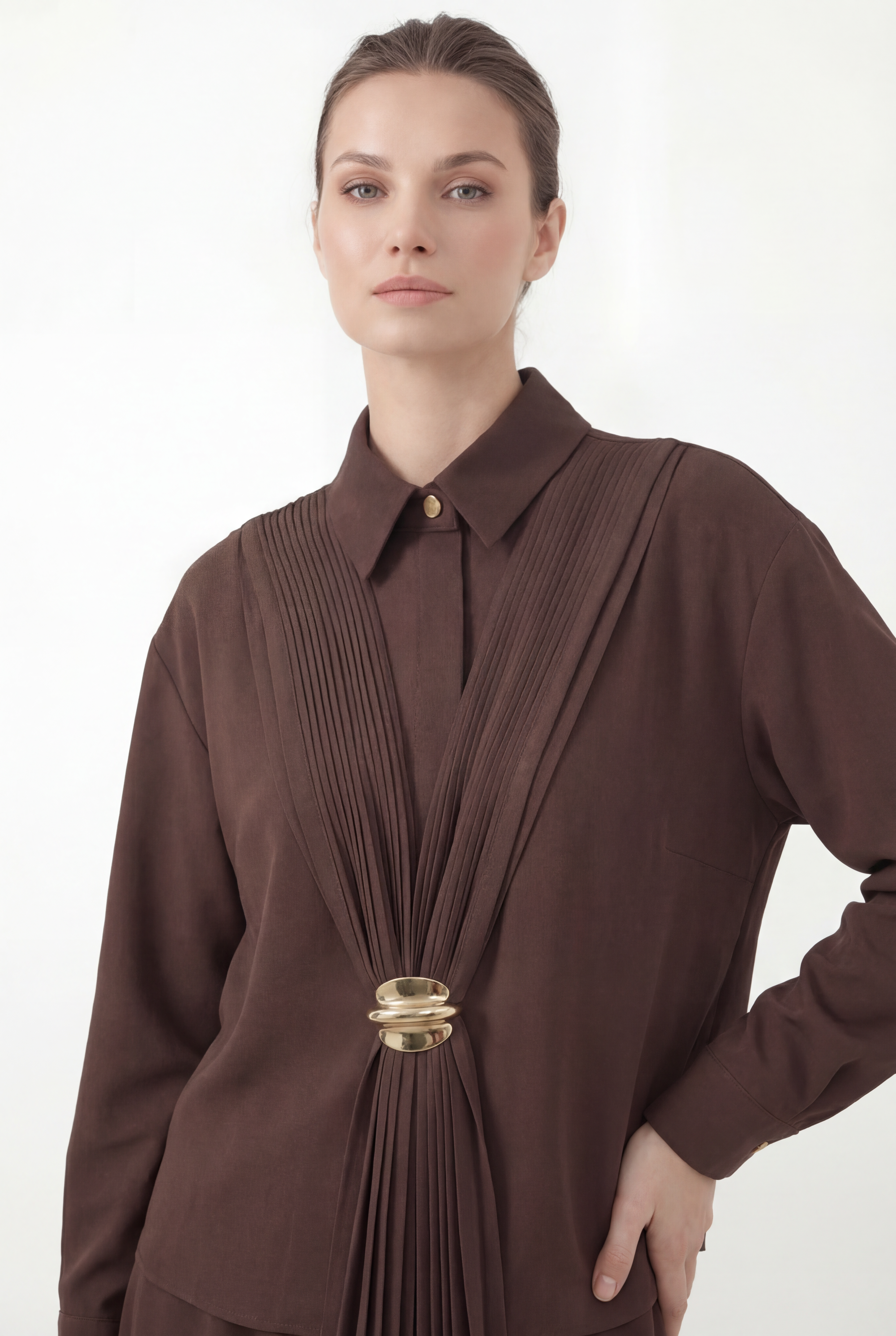 Broş Detaylı Fularlı Etek Takım Kahve