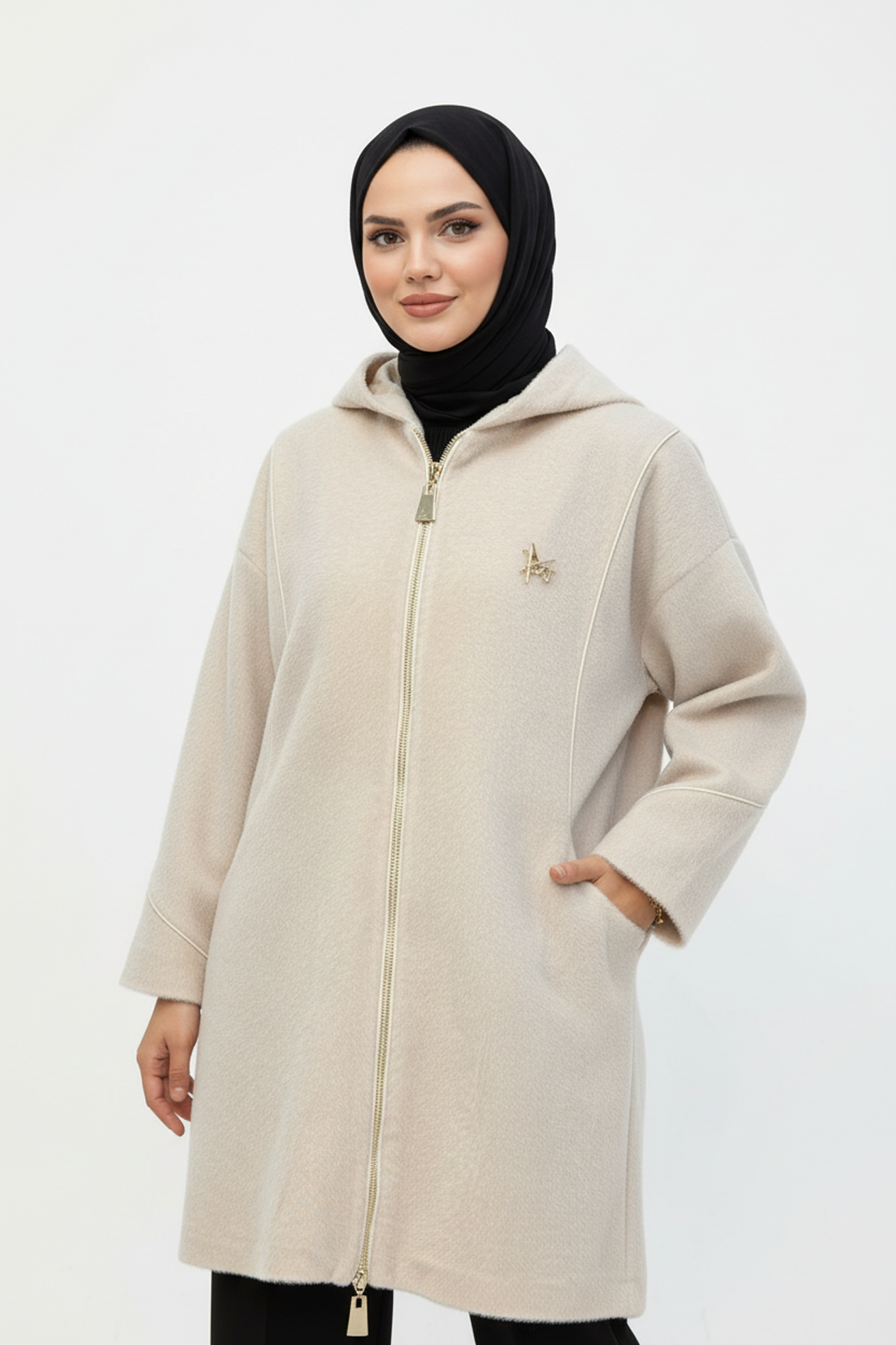 Broş Detaylı Kapüşonlu Angora Kaban Ekru