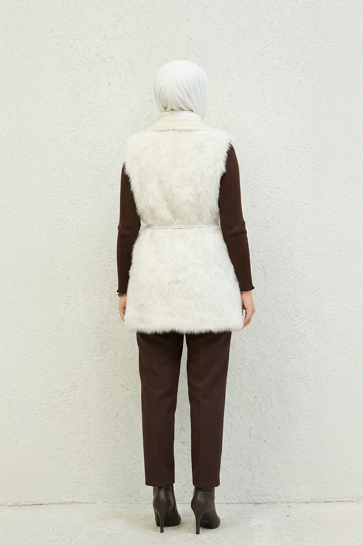 Deri Kemer Detaylı Peluş Yelek Ekru