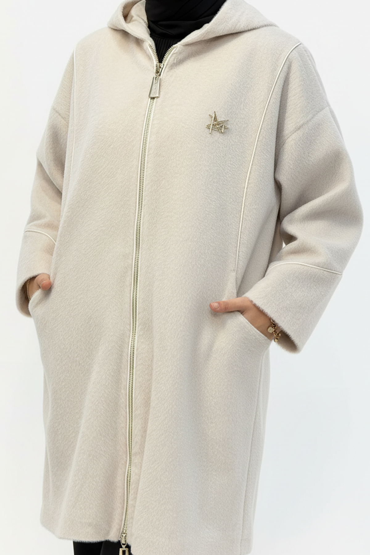 Broş Detaylı Kapüşonlu Angora Kaban Ekru