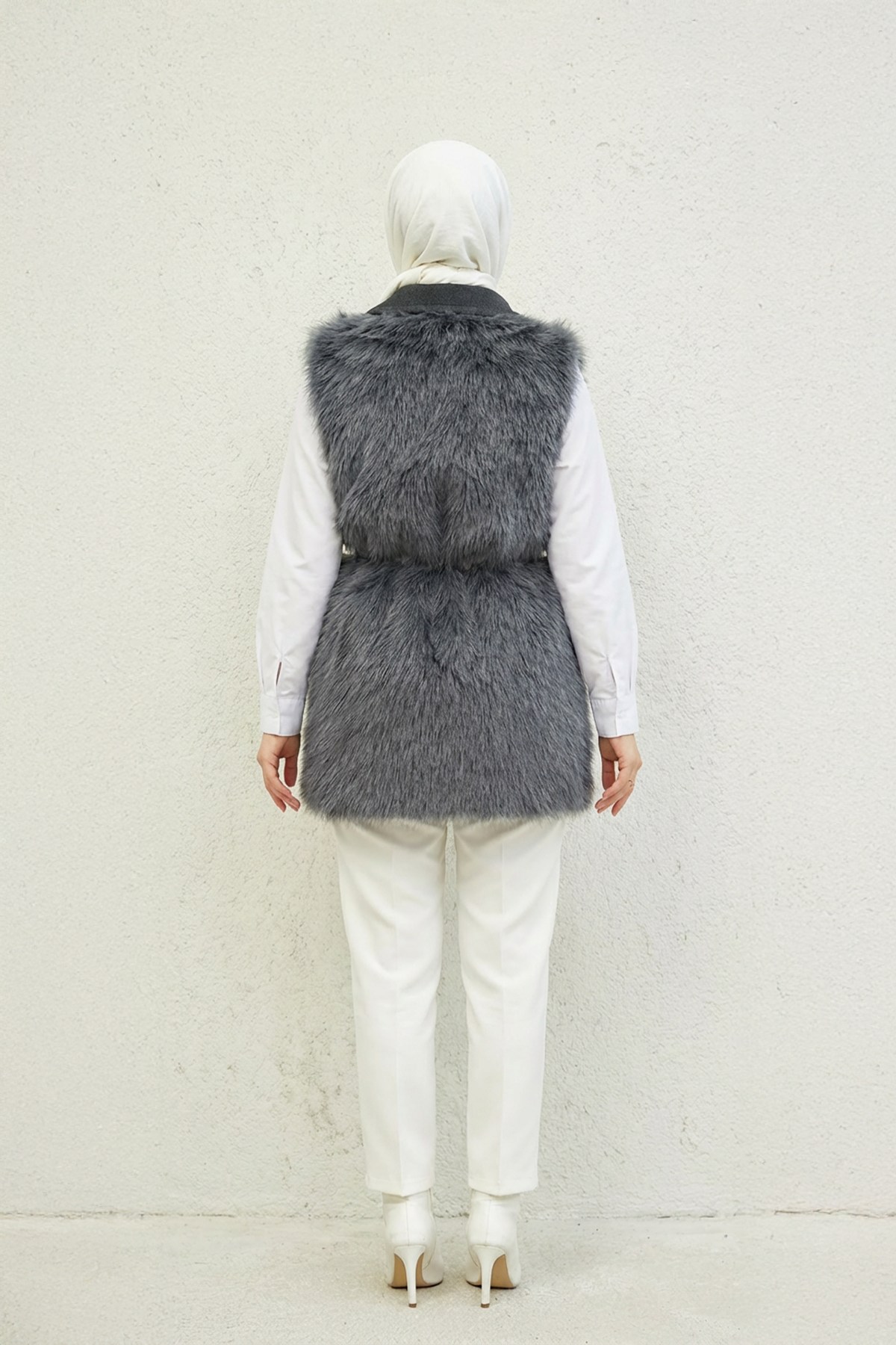 Deri Kemer Detaylı Peluş Yelek Gri