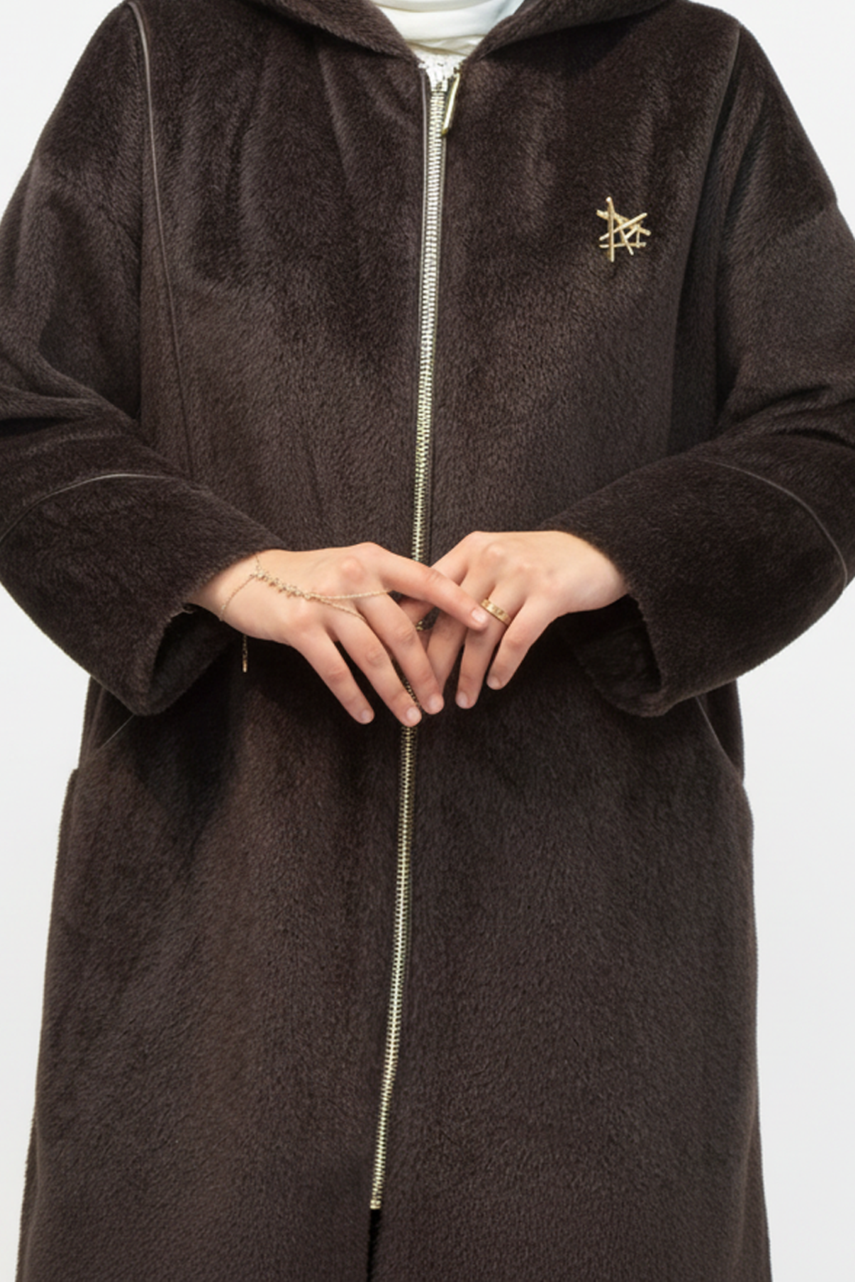 Broş Detaylı Kapüşonlu Angora Kaban Kahve