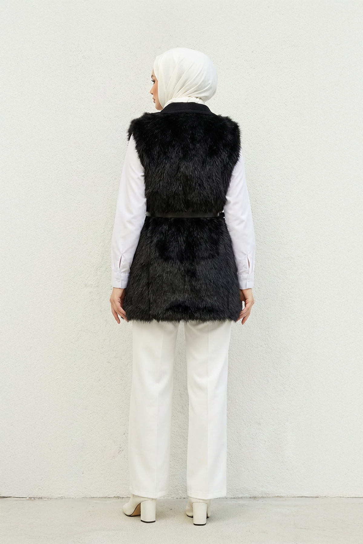 Deri Kemer Detaylı Peluş Yelek Siyah