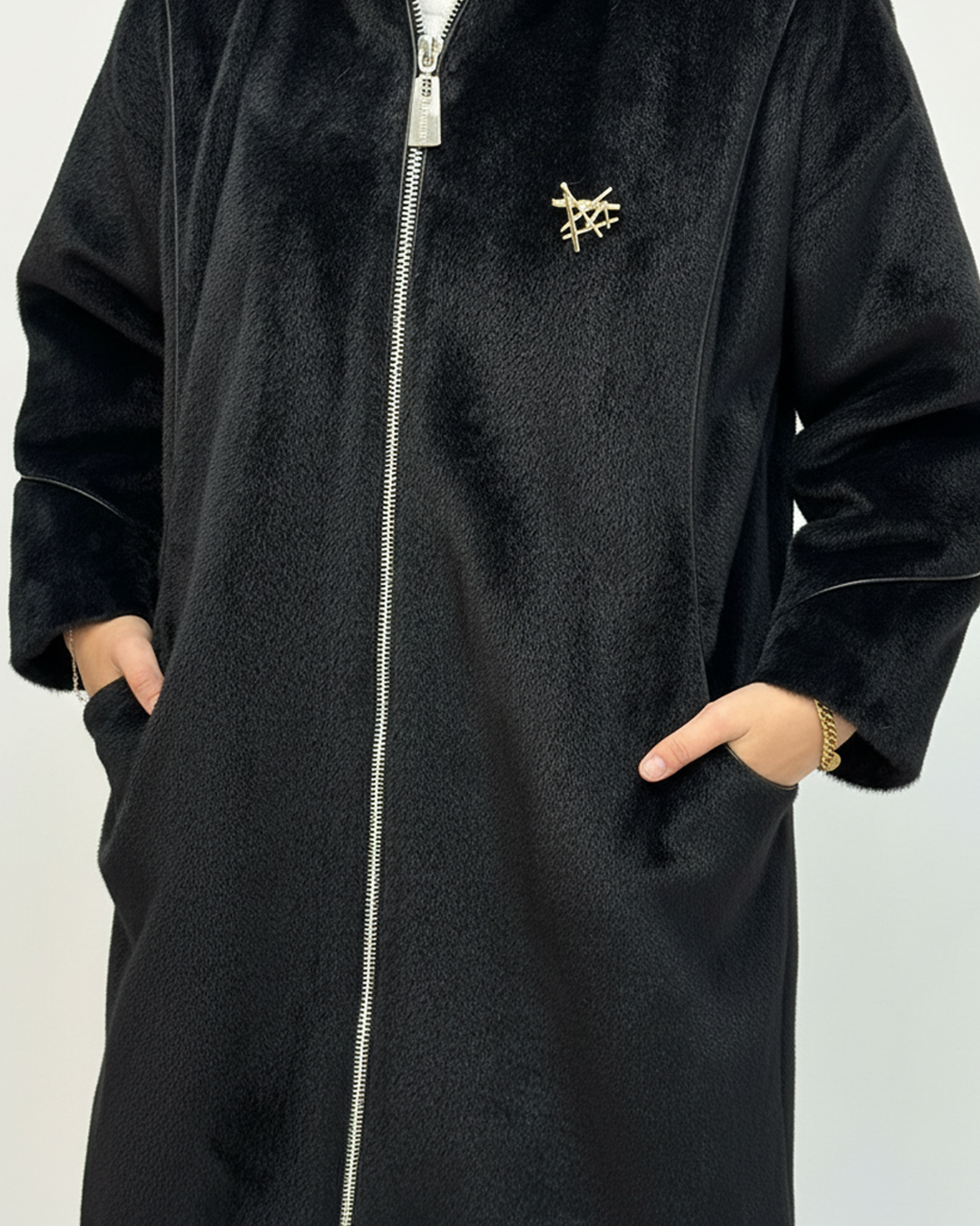 Broş Detaylı Kapüşonlu Angora Kaban Siyah