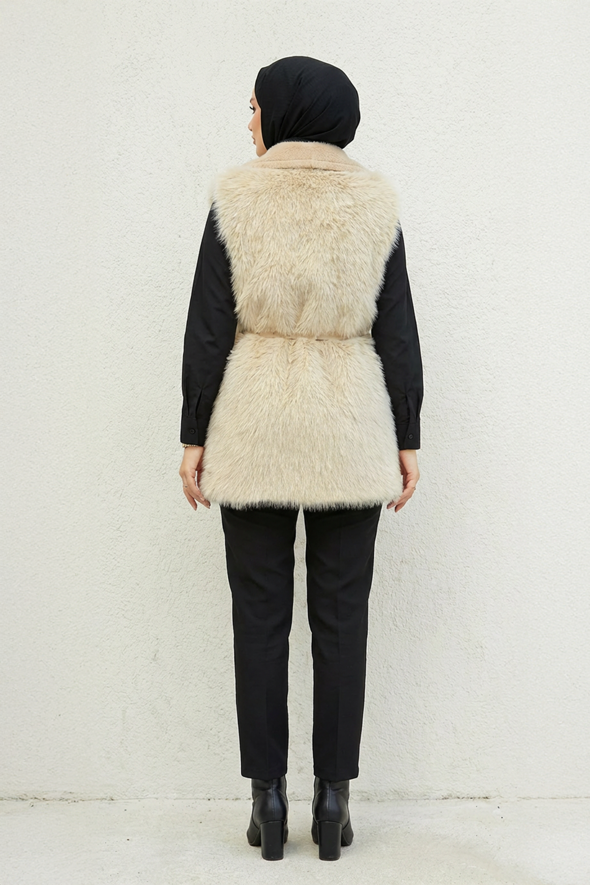 Deri Kemer Detaylı Peluş Yelek Vizon