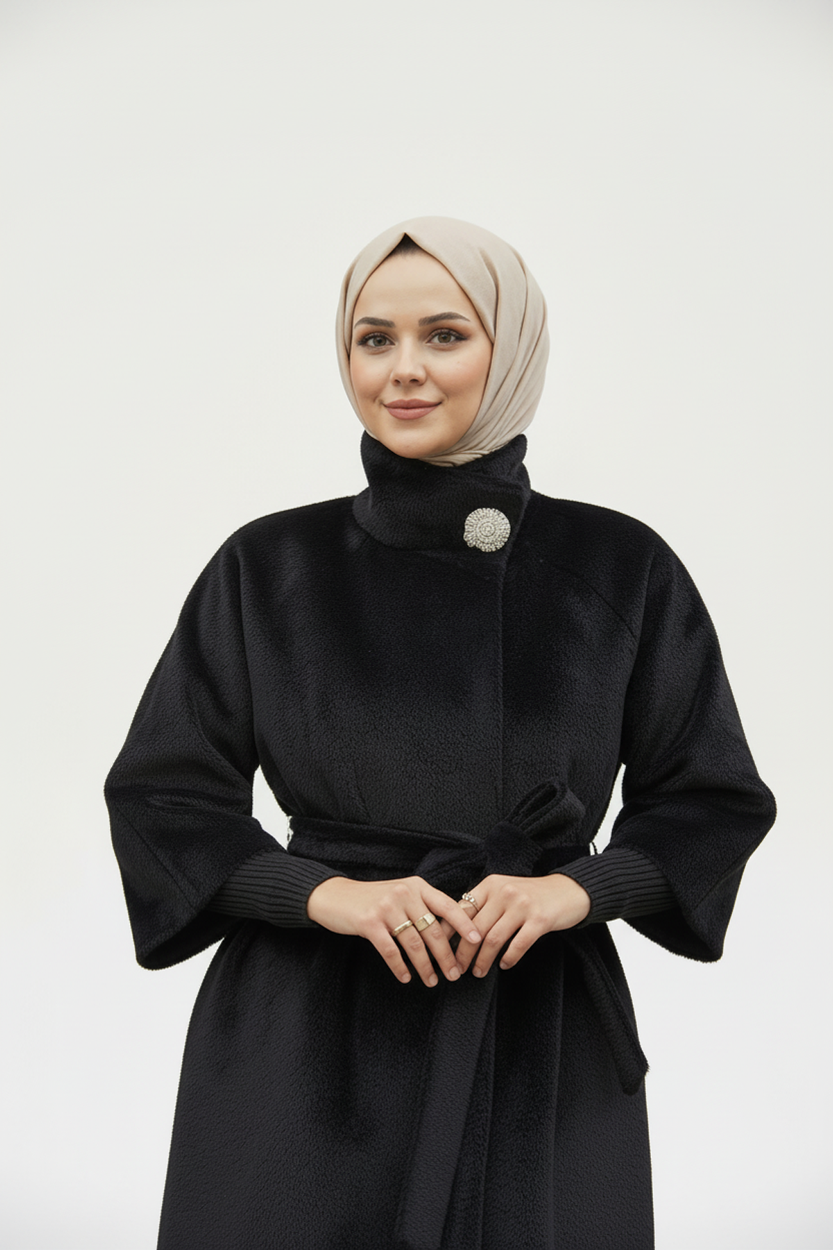 Broş Detaylı Kaşe Kumaş Kaban Siyah